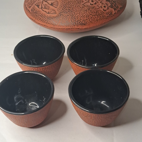 Cast Iron Japanese Tea Pot Tea Kettle, Cast Iron, 4 tea cups and 4 cup saucers. - Picture 12 of 16